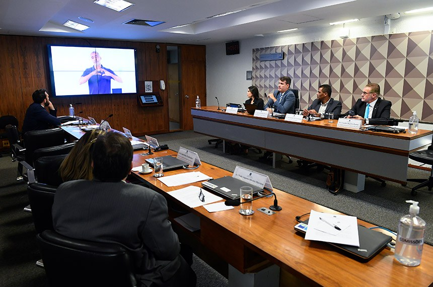 Avança discussão sobre profissionalização da arbitragem no futebol