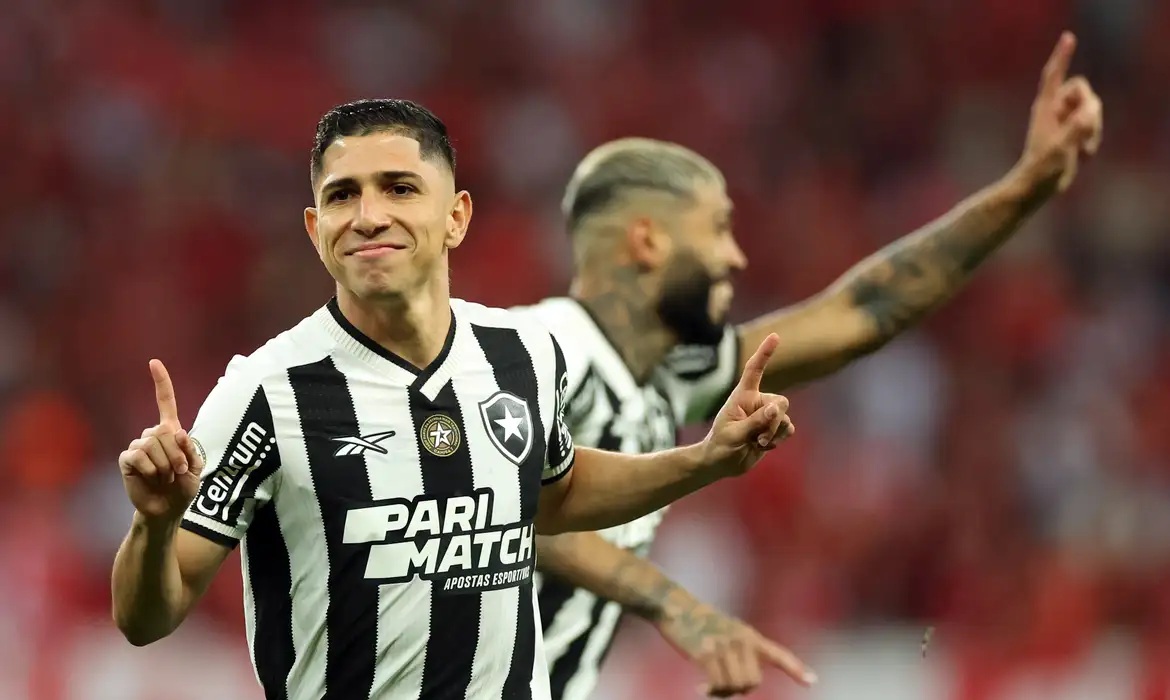 Botafogo derrota Inter e joga por um empate para ser campeão domingo