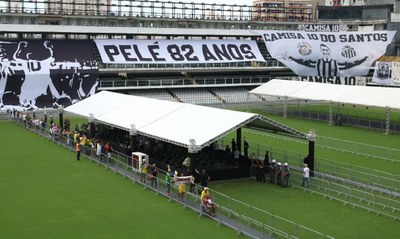 Corpo do Rei Pelé começa a ser velado na Vila Belmiro