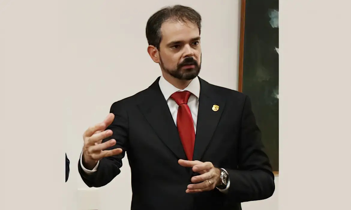 Delegado brasileiro é eleito para comandar a Interpol