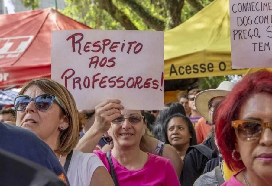 Fim da greve: professores e técnicos universitários assinam acordo