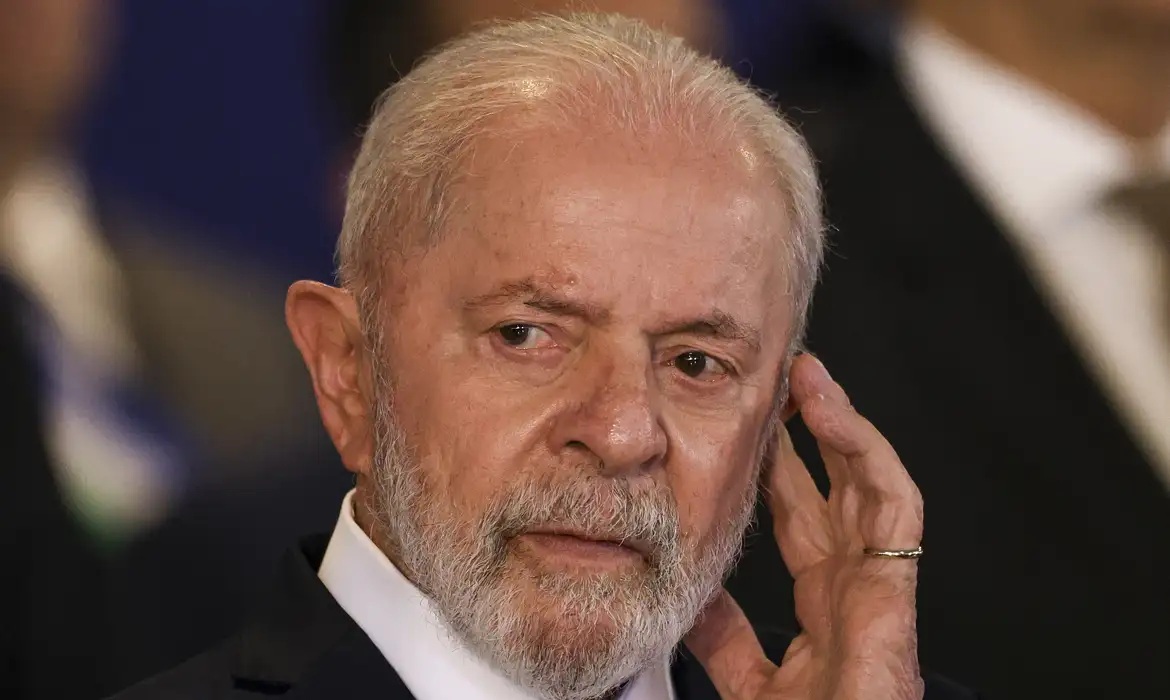 Hemorragia não afeta função cerebral do presidente, diz médico de Lula