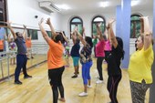 Mais de 100 idosos praticam aulas de dança gratuitas na Escola Estadual Lenir Argento