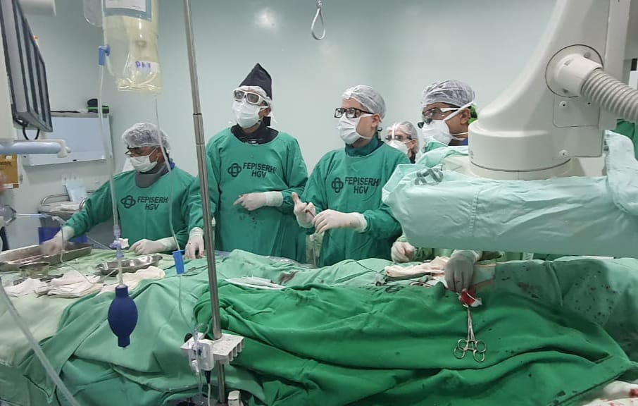 O Hospital Getúlio Vargas (HGV) realiza procedimento inédito de correção endovascular de um aneurisma justa renal