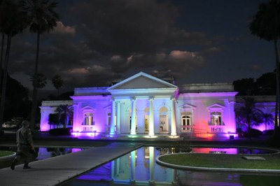  Palácio de Karnak recebe cores da bandeira LGBTQIAPN+ 