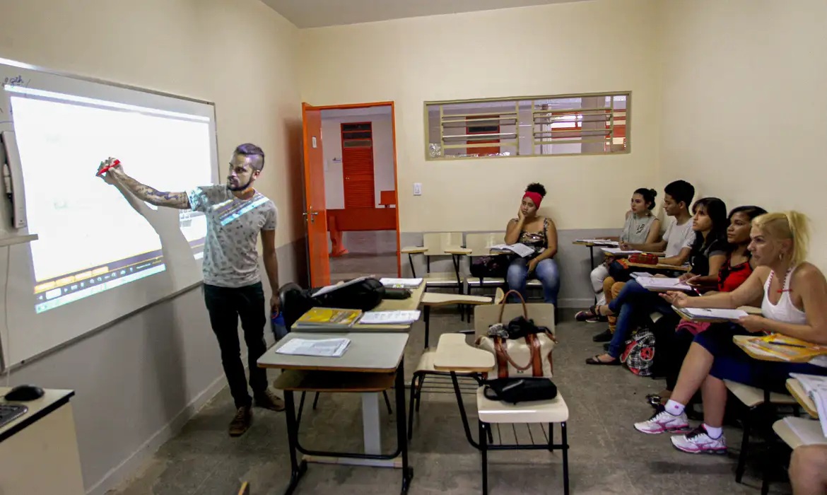 Quarta parcela do Pé-de-Meia começa a ser paga nesta quarta (26)