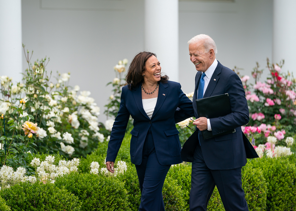 Quem é Kamala Harris, favorita à sucessão de Joe Biden como candidata à Presidência dos EUA