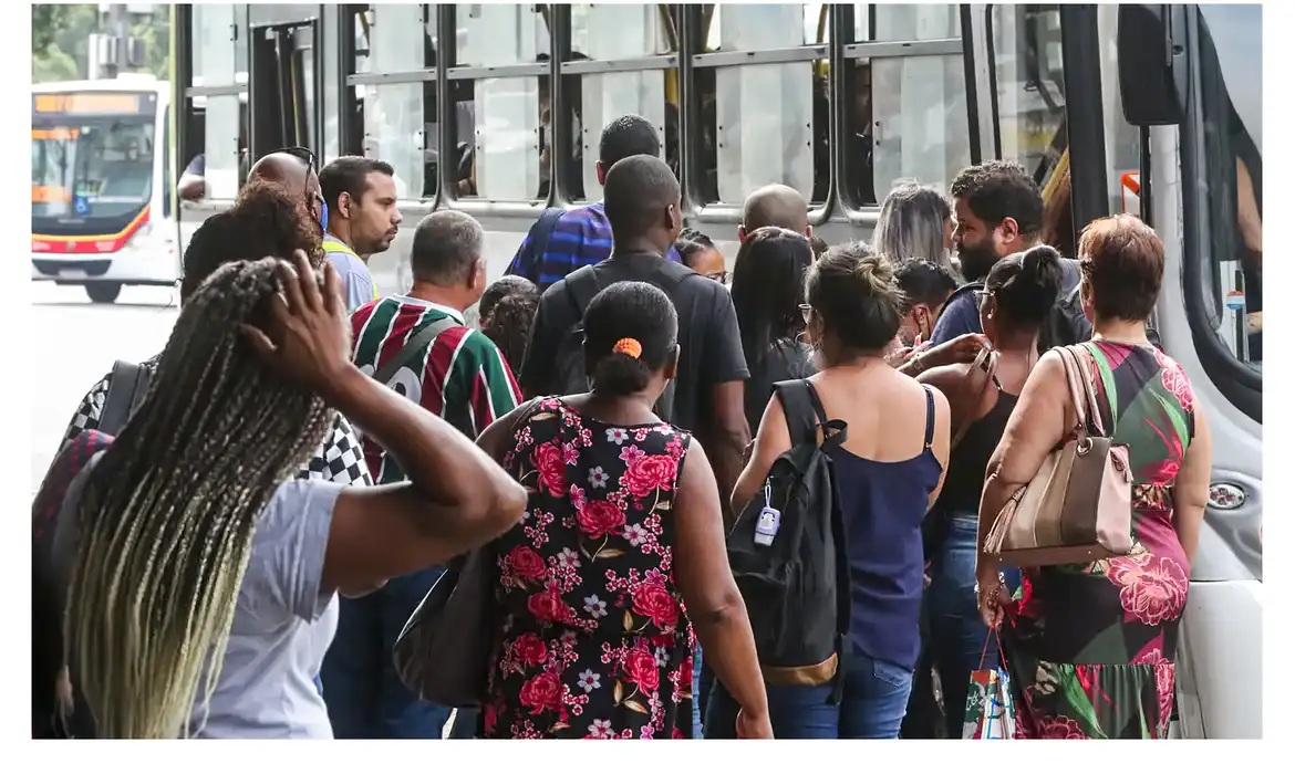 Taxa de desemprego entre mulheres foi 45,3% maior que entre homens