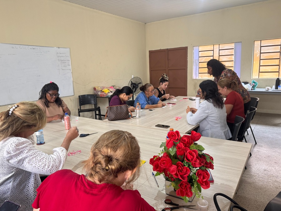 Teatro do Boi realiza oficina de bordados com bijuterias e pedrarias