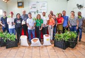 Agricultores recebem mudas de caju e sementes de feijão e milho