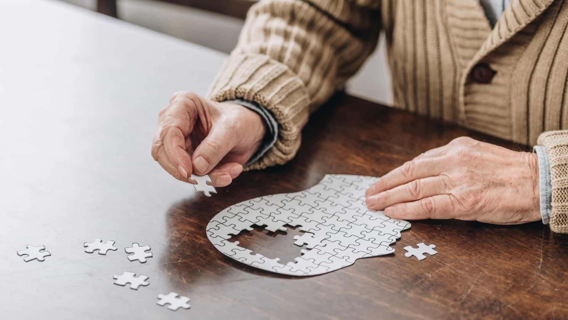 Alzheimer começa sem sintoma de demência; veja as 7 fases da doença