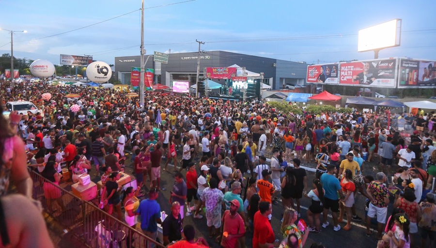 Animação toma de conta da cidade com o grande Corso de Teresina