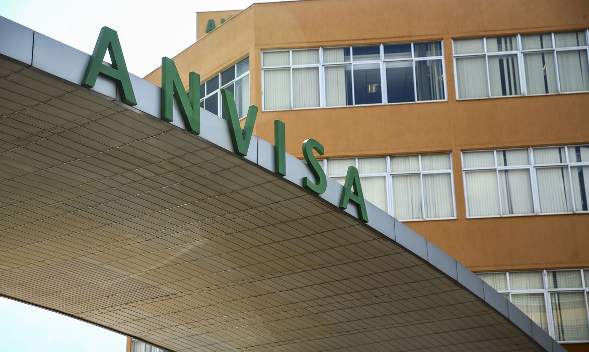 Anvisa alerta que a marca 50 Ervas Emagrecedor está proibida no Brasil