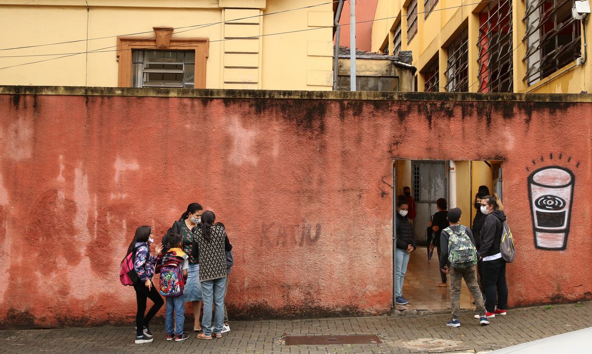 Apesar do avanço da covid-19, estados mantêm aulas presenciais