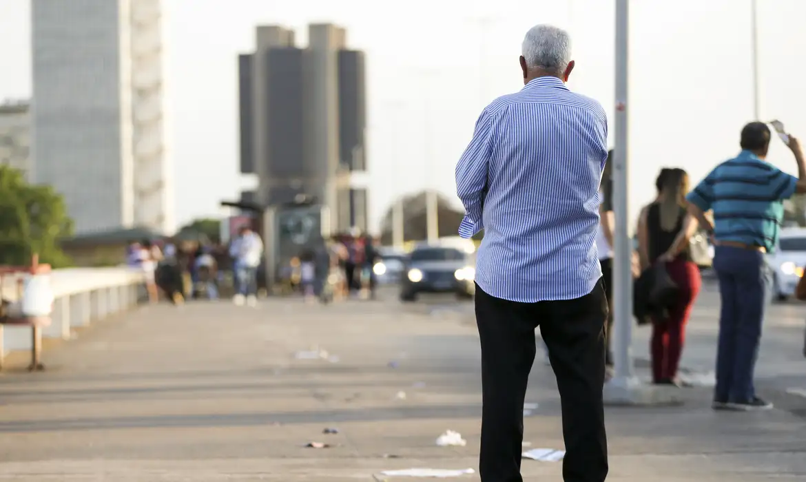 Aposentados seguem no mercado de trabalho para complementar renda