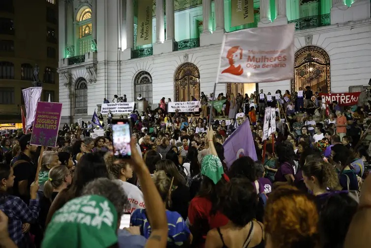 Aprovada urgência para projeto que equipara o aborto a crime de homicídio