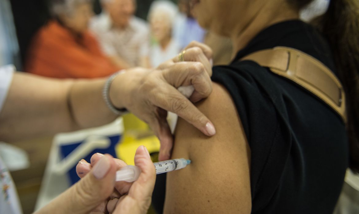 Baixa vacinação de idosos acende alerta para casos de gripe