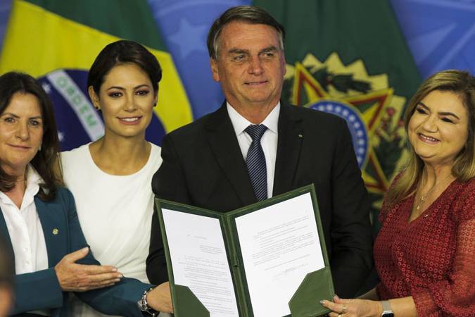 Bolsonaro sanciona novo piso salarial de enfermagem