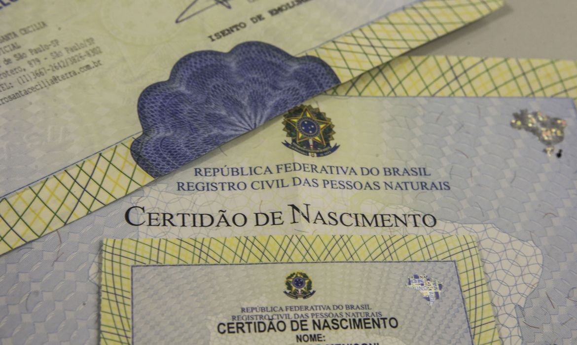 Brasil reduz subnotificação de nascimentos e mortes, indica IBGE