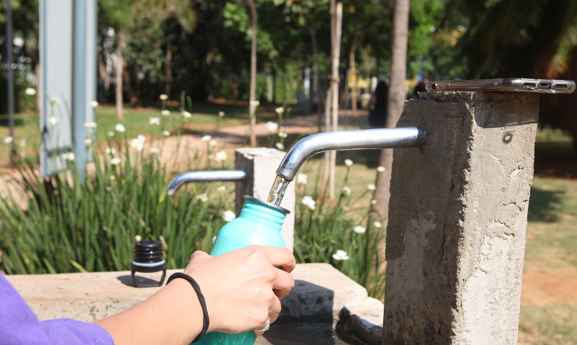 Calor pode provocar desidratação, confusão mental e desmaios em idosos