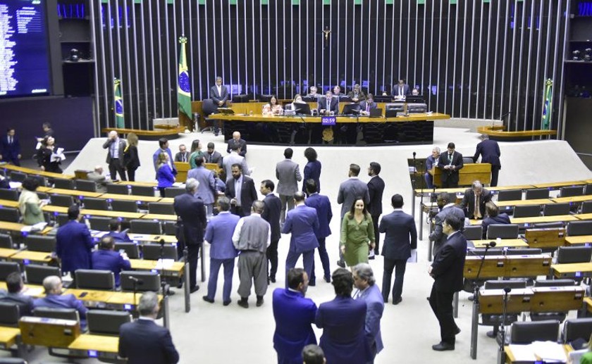 Câmara aprova texto-base da minirreforma eleitoral