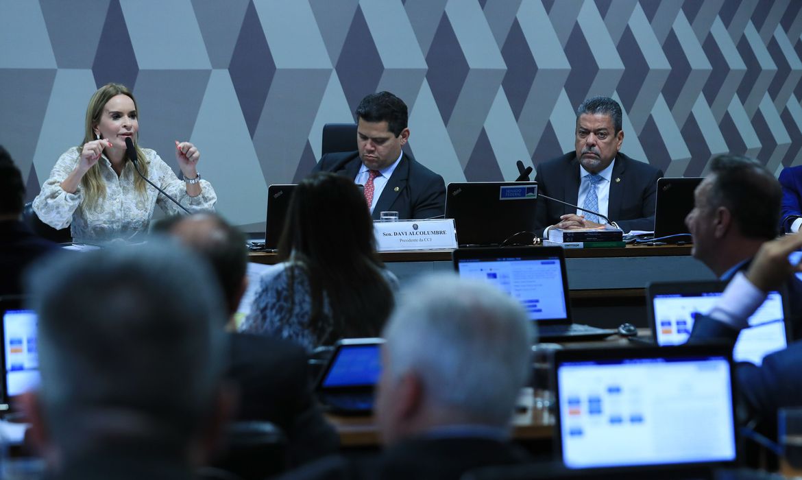 CCJ do Senado aprova PEC que libera venda do plasma humano