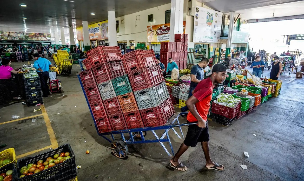 Cenoura, batata, banana, laranja ficaram mais caras em janeiro