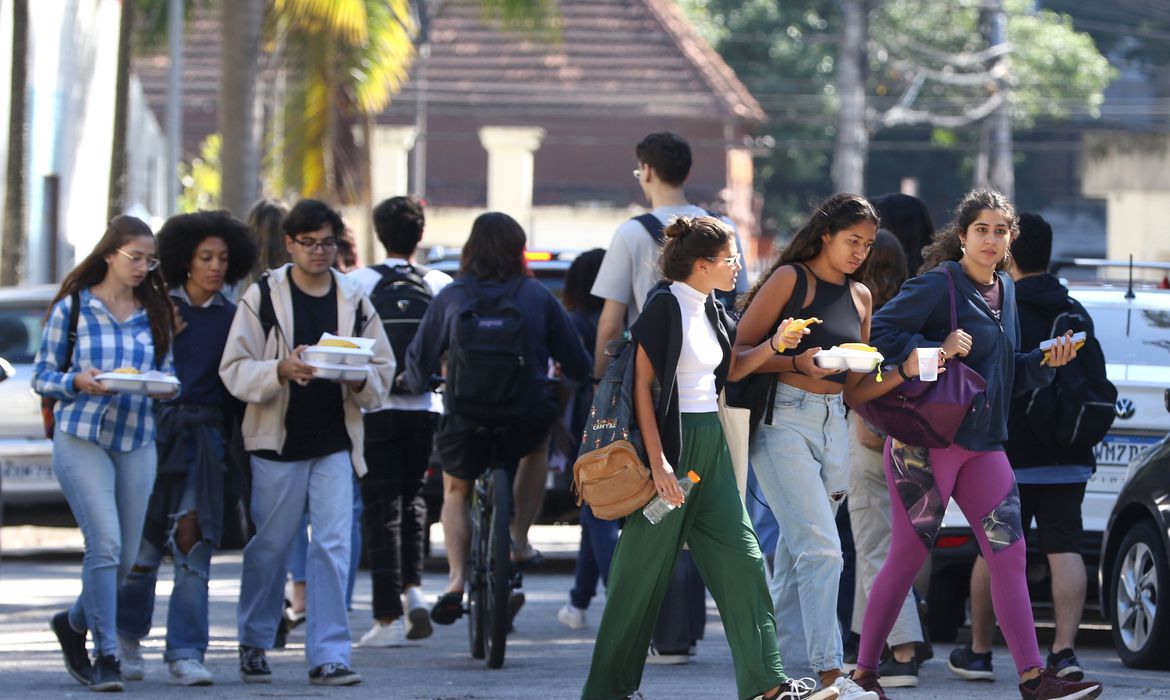 Com recorde de jovens no mundo, campanha quer ouvir o que eles pensam