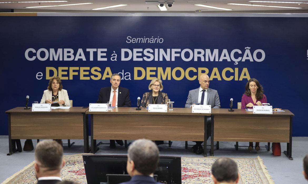 Combate à desinformação deve focar público jovem