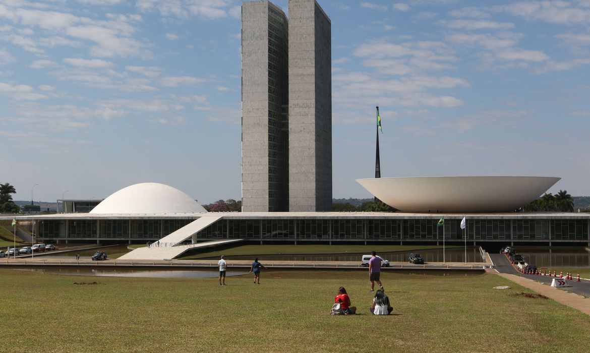 Congresso promulga emenda que eleva repasses de tributos a municípios