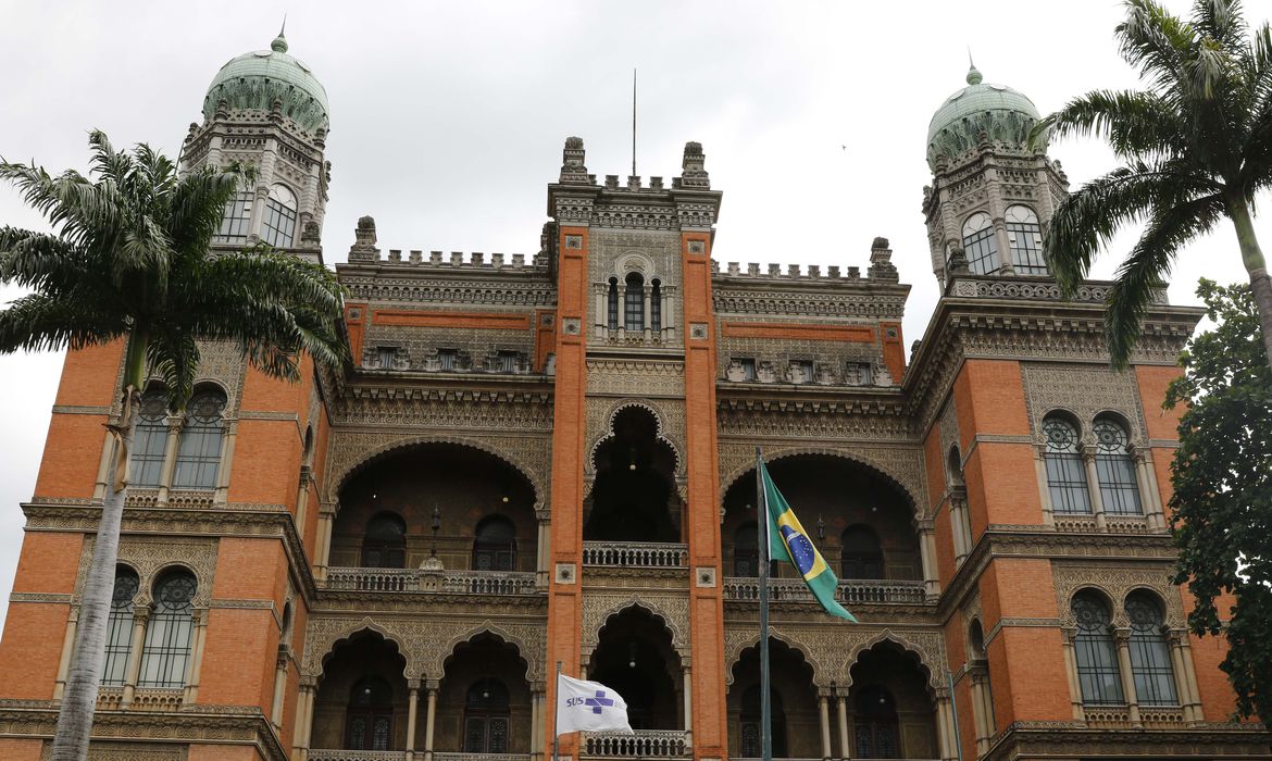 Covid-19 se mantém no topo das internações