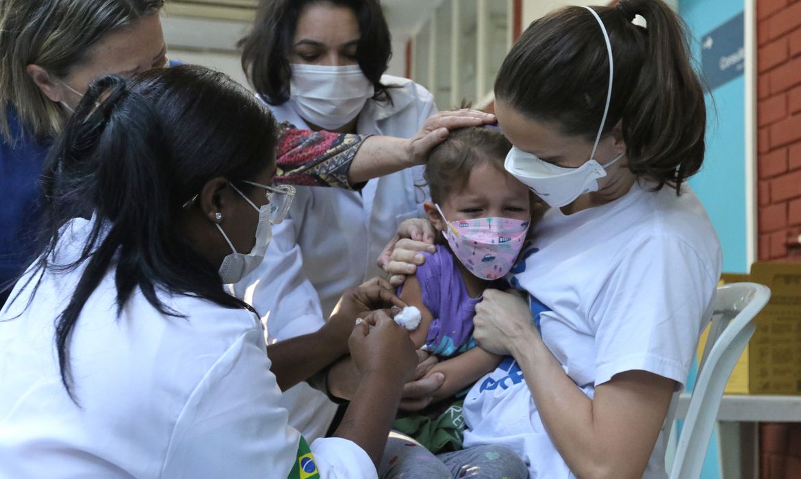 Covid-19: vacinação deve começar por crianças imunocomprometidas