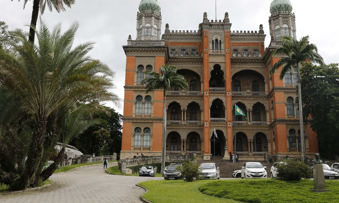 Covid: boletim da Fiocruz mostra importância da vacinação