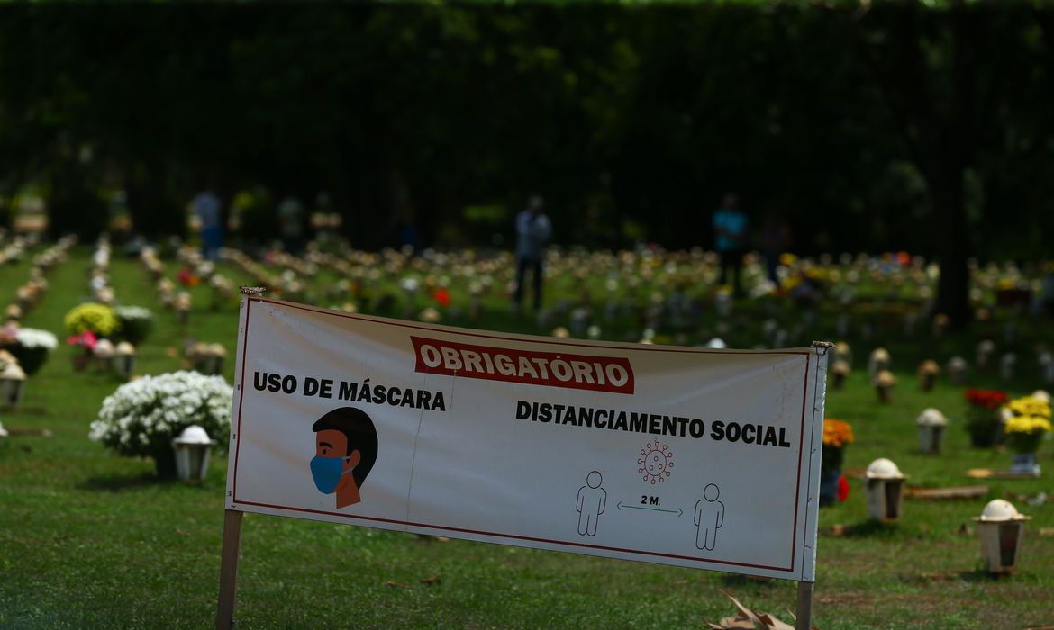 Cresce número de óbitos e diminuem registros de nascimento no Brasil