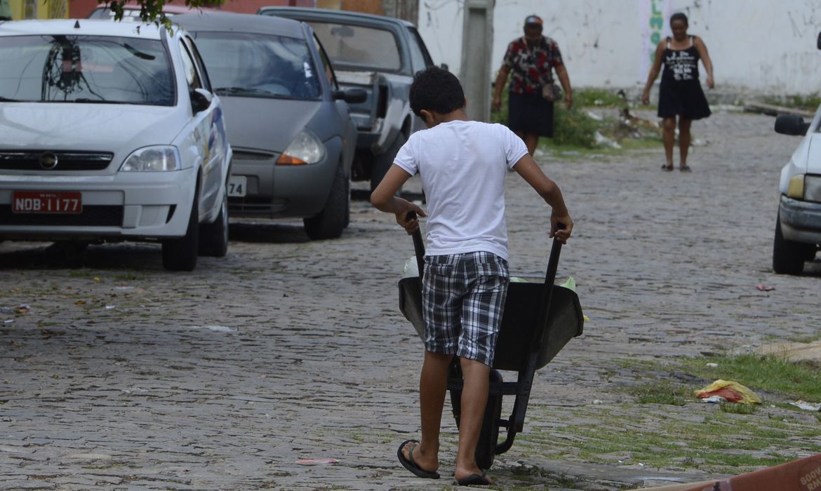 De janeiro a abril, Brasil resgata 702 crianças do trabalho infantil