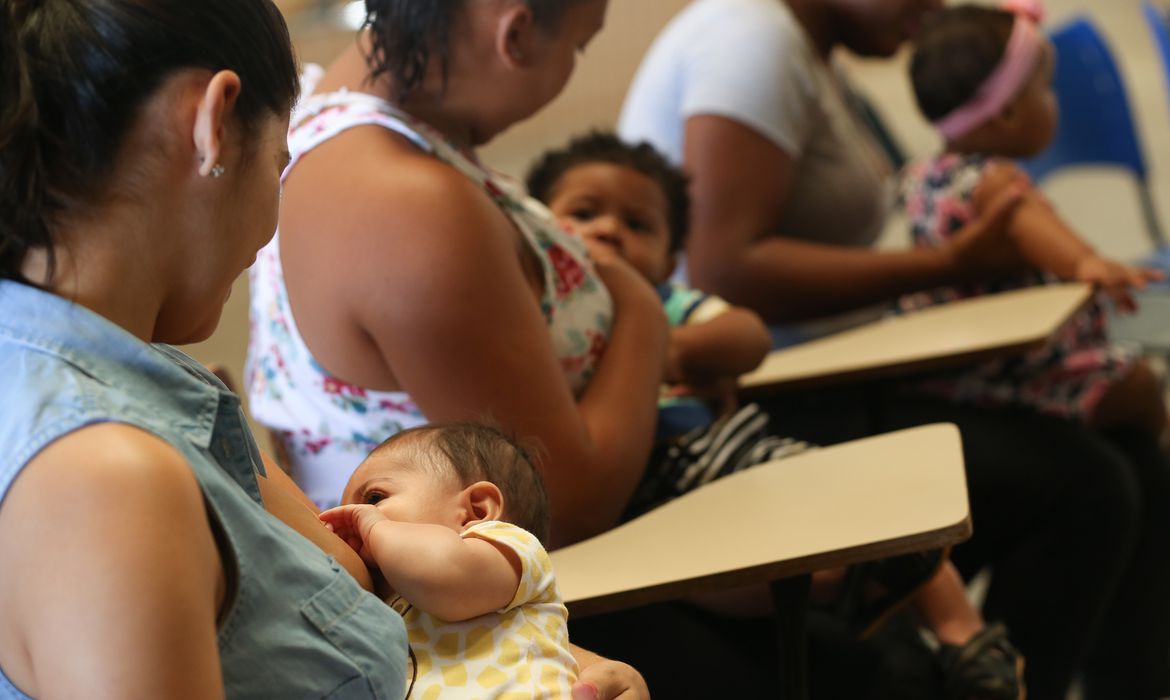 Desigualdades de gênero e raça sobrecarregam mulheres no cuidar