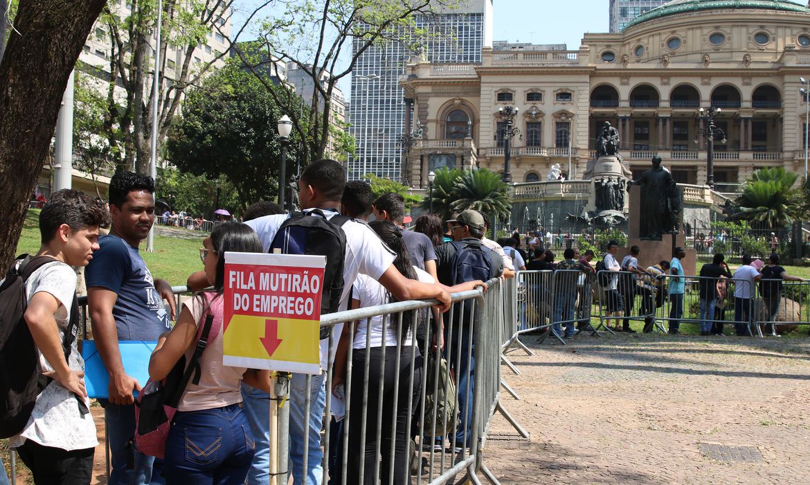 Desocupação é maior entre mulheres e negros