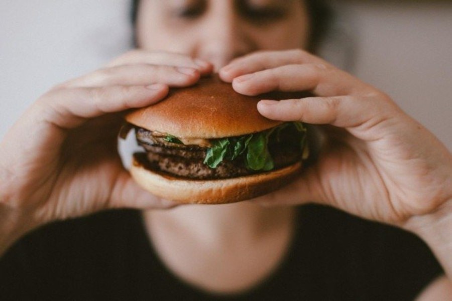 Dieta tarde da noite aumenta risco de complicações de saúde