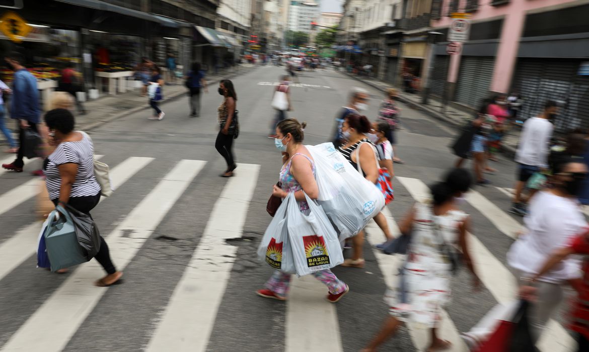 Emprego com carteira cresce 4% no trimestre encerrado em novembro