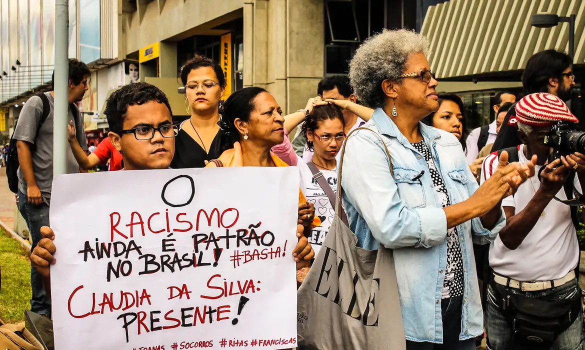 Escolas e famílias devem estar engajados no combate ao racismo