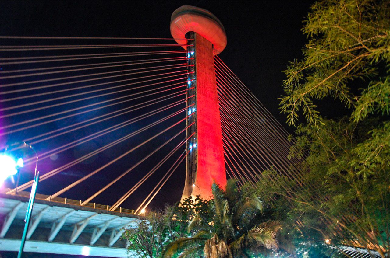 Estaiada recebe cores do arco-íris pelo Dia do Orgulho LGBTQIA+