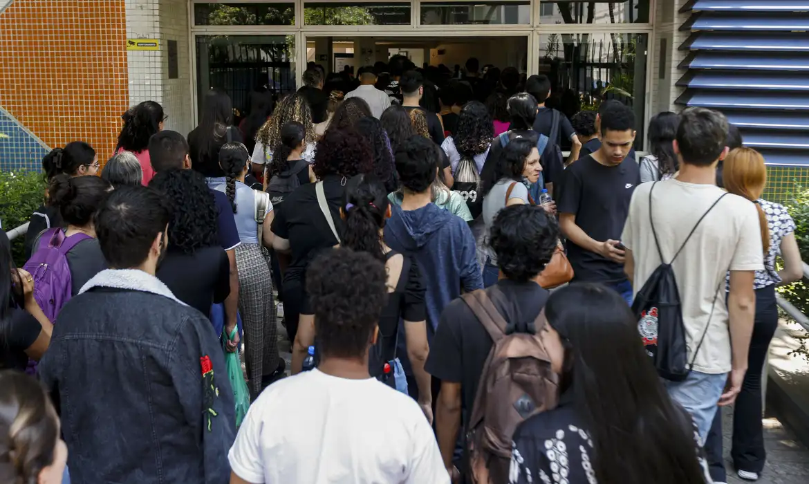 Estudantes começam a receber 1ª parcela do Pé-de-Meia