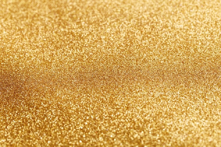 Estudo mostra como glitter usado no carnaval contamina rios e oceanos