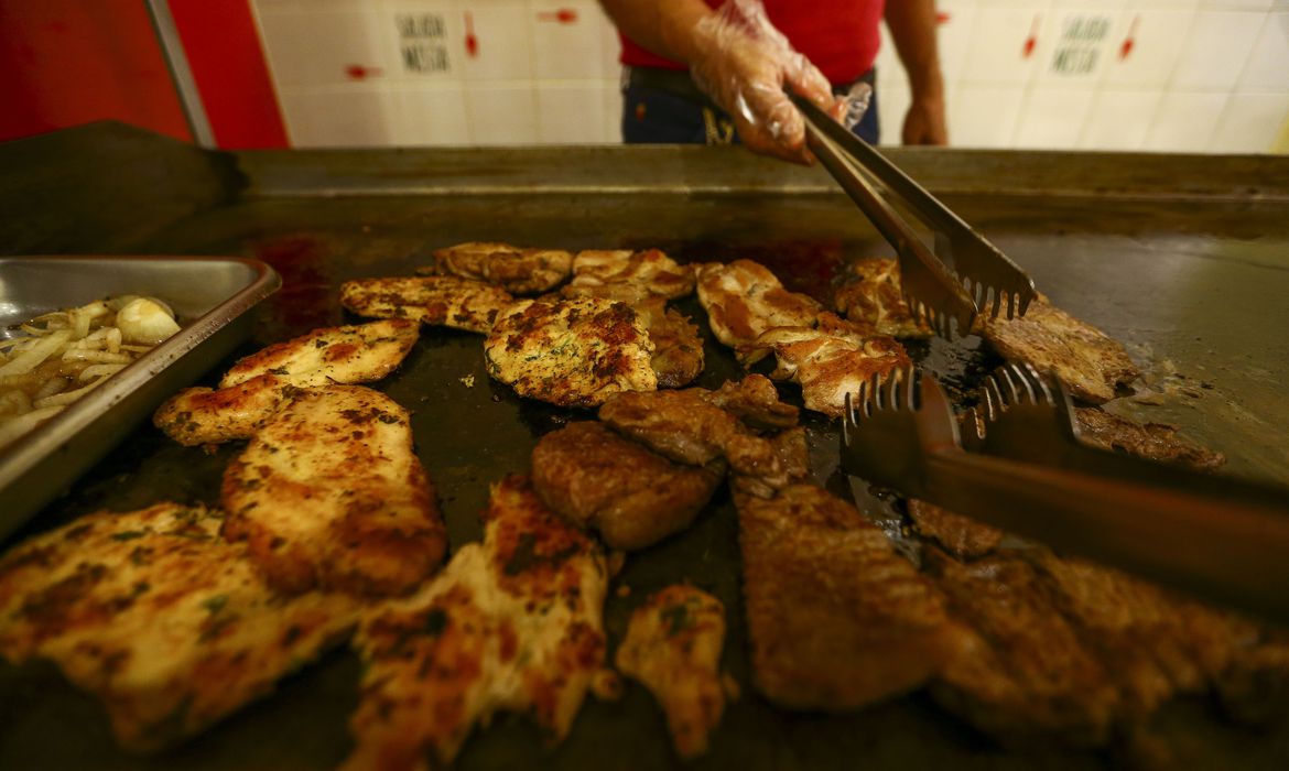 EUA autorizam comercialização de carne produzida em laboratório