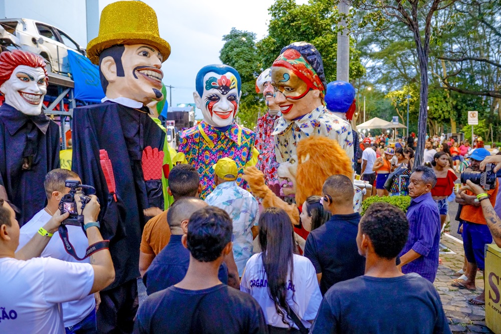 Foliões lotam avenida Raul Lopes no Corso de Teresina 2024