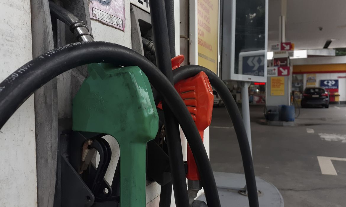 Gasolina subirá até R$ 0,34 e etanol, R$ 0,02 com reoneração