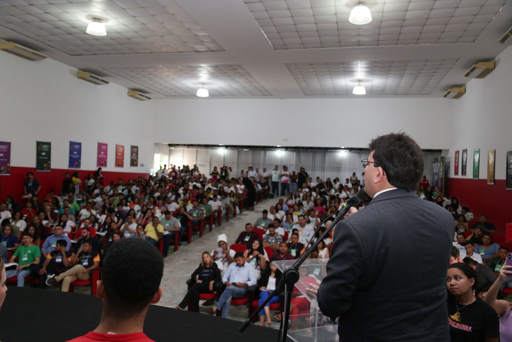 Governador discute políticas públicas para a juventude