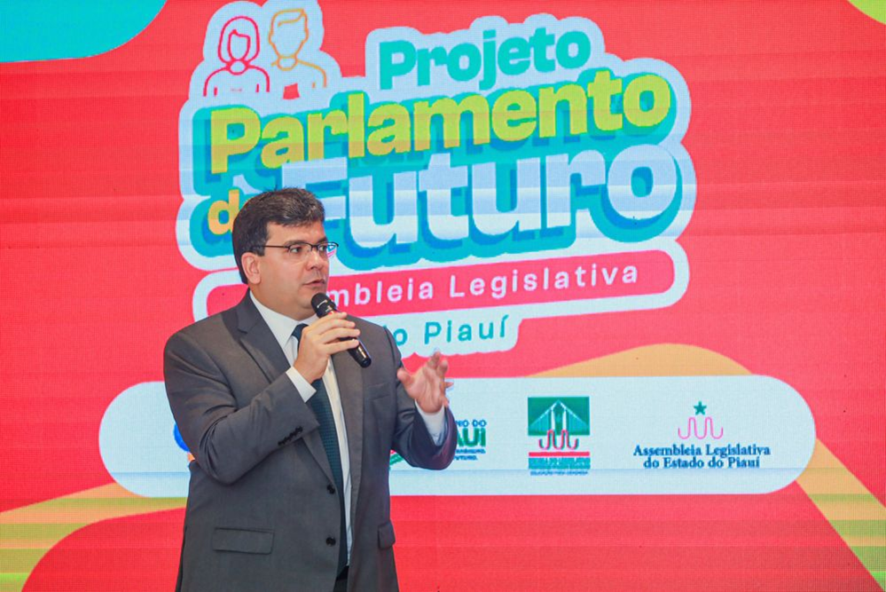 Governador entrega 30 chromebooks aos estudantes eleitos para o Parlamento do Futuro