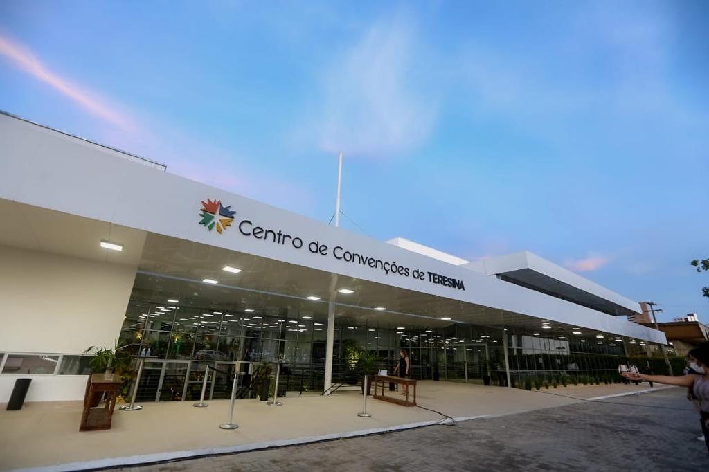 Governador inaugura reforma do Centro de Convenções de Teresina