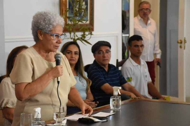 Governo do Piauí entrega cartões Passe Livre para estudantes